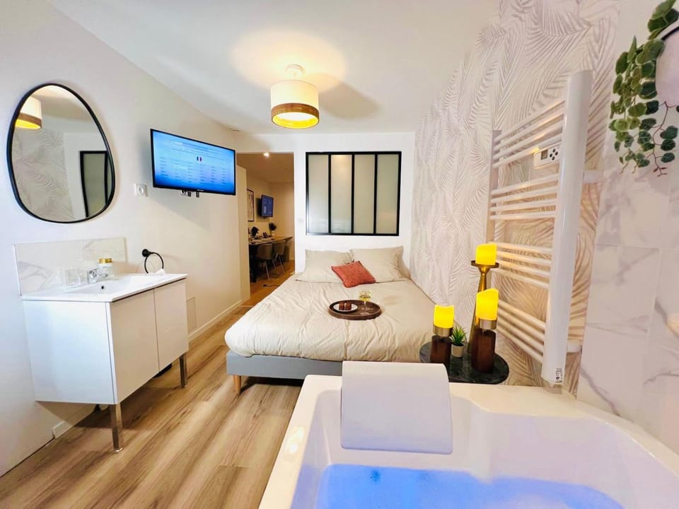 Bed, Bathroom, TV and multimedia, Photo of the whole room, Bedroom, Bath, towels