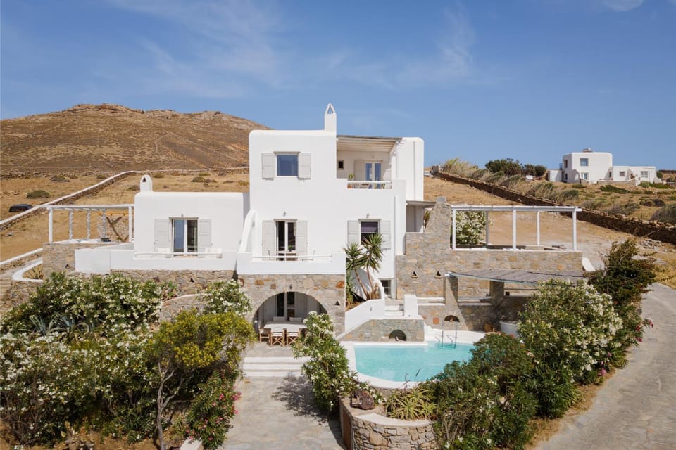 Property building, Day, Garden, Mountain view