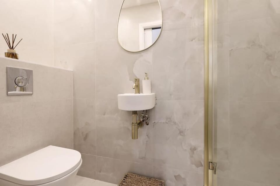 Spacious 3BR 2 Ensuites Near Hyde Park Apartment in City of Westminster