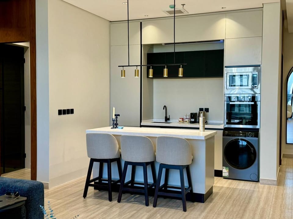 Kitchen or kitchenette, Dining area, dishwasher, minibar