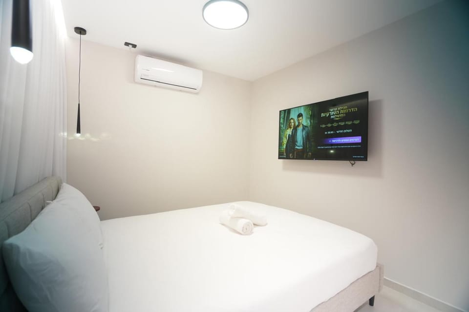 Bed, TV and multimedia, Photo of the whole room, Bedroom, wardrobe, air conditioner