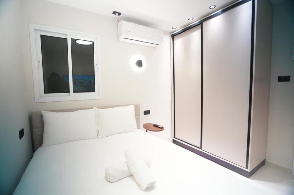 Bed, Photo of the whole room, Bedroom, wardrobe, air conditioner