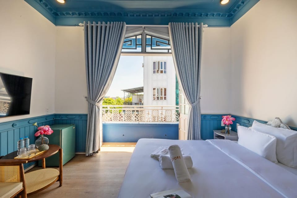 Communal lounge/ TV room, Bed, Day, TV and multimedia, View (from property/room), Balcony/Terrace, Balcony/Terrace, Living room, Photo of the whole room, Seating area, Evening entertainment, Bedroom