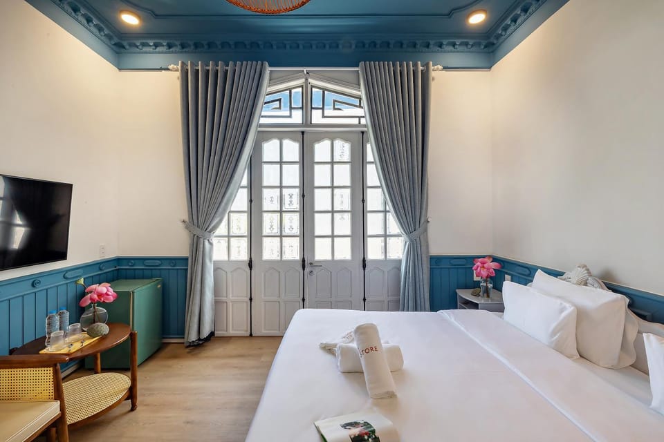 Bed, TV and multimedia, Photo of the whole room, Seating area, Bedroom