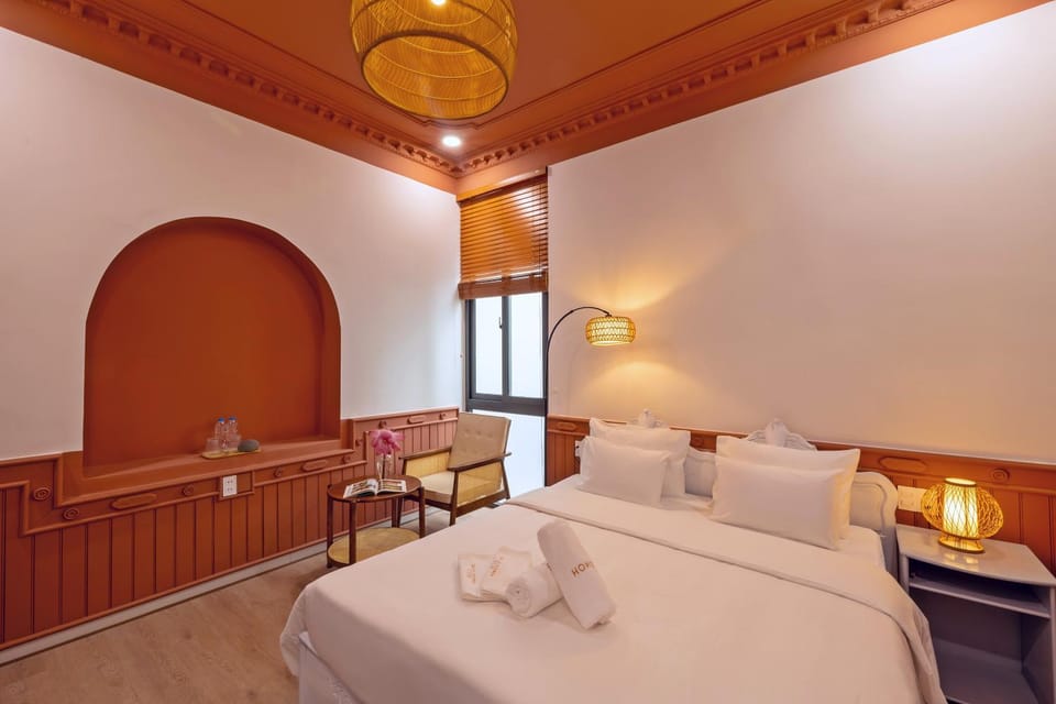 Bed, Photo of the whole room, Bedroom, Inner courtyard view, towels