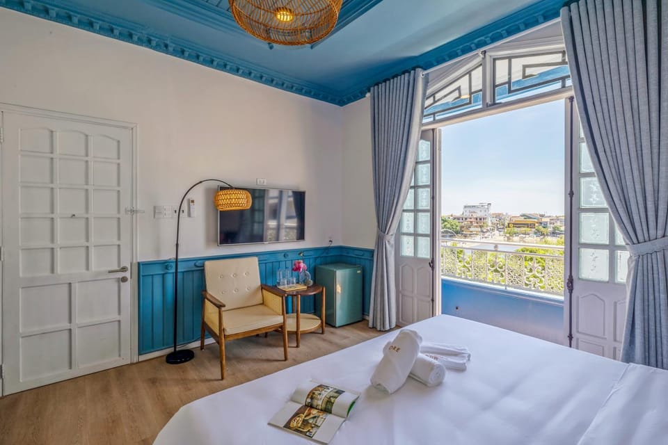 Bed, Natural landscape, TV and multimedia, View (from property/room), Photo of the whole room, Bedroom, City view, River view, Street view, towels