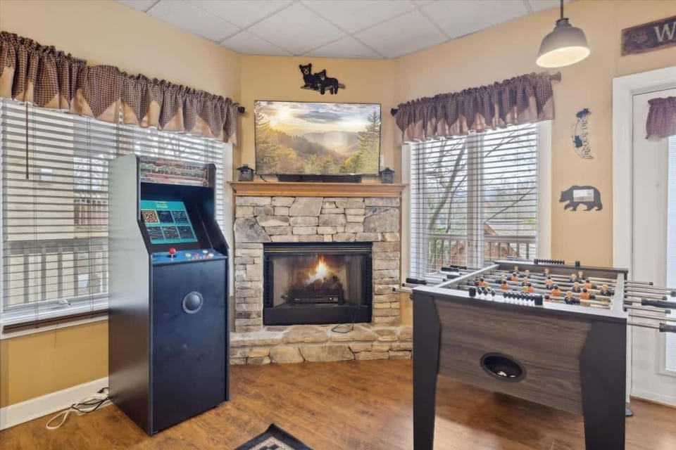 Bear Valley Cabin by Beyond Expectations w Hot Tub Cabin in Pigeon Forge