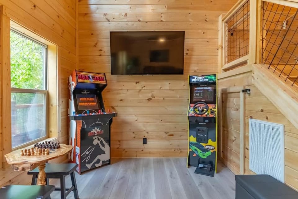 Green & Black Bear Cabins By Beyond Expectations Cabin in Gatlinburg