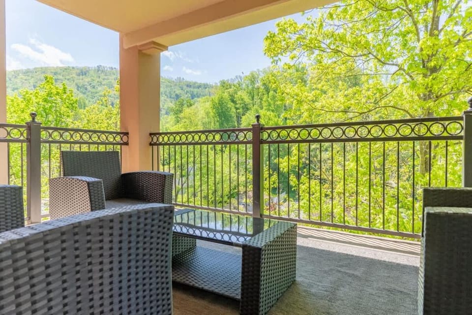 Gatehouse Condo by Beyond Expectations w Views House in Gatlinburg