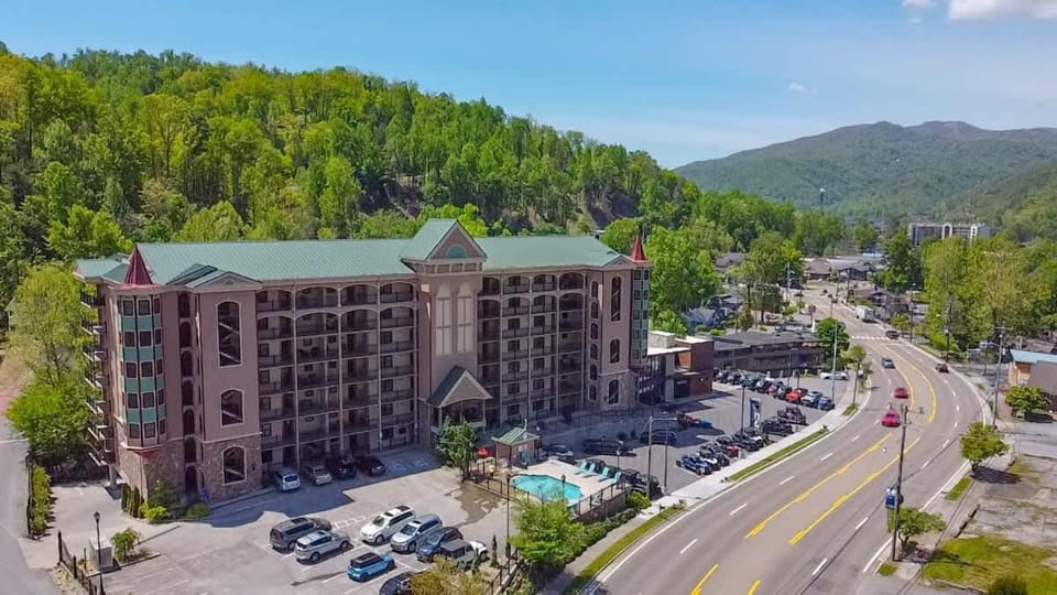 Gatehouse Condo by Beyond Expectations w Views House in Gatlinburg