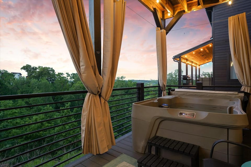 Mountain Breeze by Beyond Expectations w Hot Tub House in Sevierville