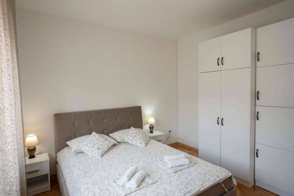 Bed, Photo of the whole room, Bedroom, towels, wardrobe