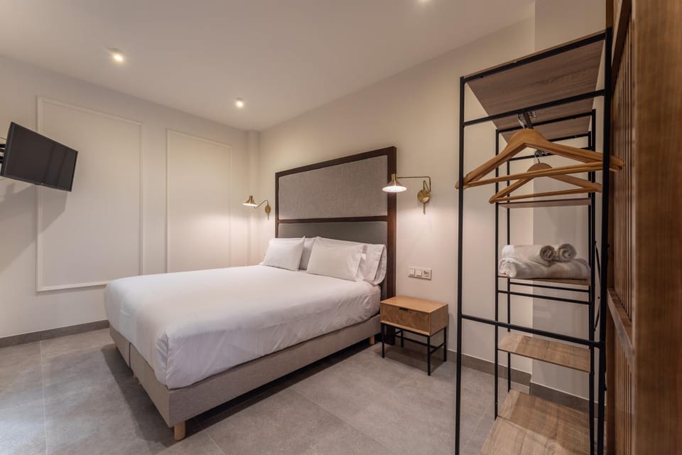 Bed, TV and multimedia, Photo of the whole room, Bedroom, towels, wardrobe