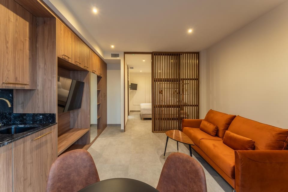 TV and multimedia, Kitchen or kitchenette, Living room, Seating area