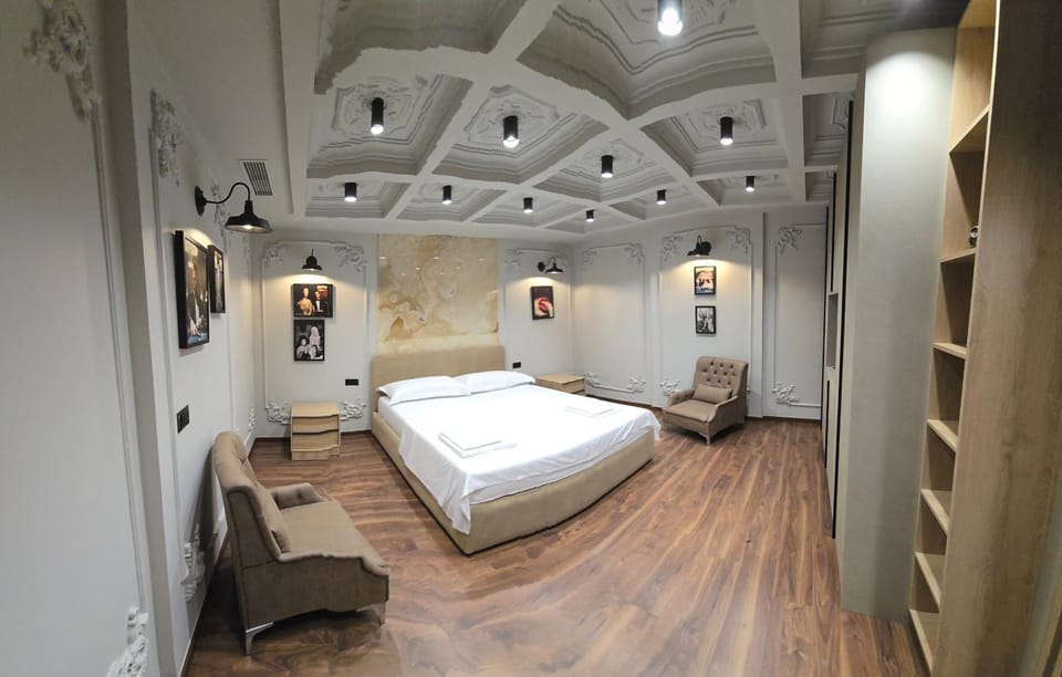 Photo of the whole room, Bedroom, wardrobe