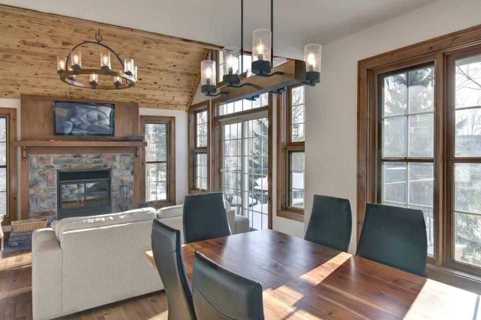 Les Falaises Mont Tremblant Luxury Ski Retreat Villa in Mont-Tremblant