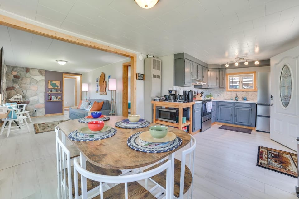 Houghton Lake Cottage w/ Patio: Walk to Waterfront House in Houghton Lake