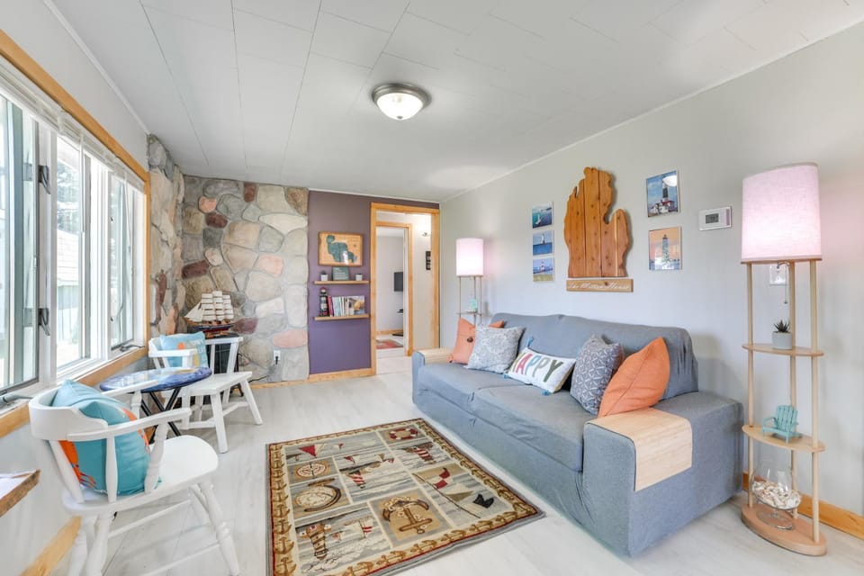 Houghton Lake Cottage w/ Patio: Walk to Waterfront House in Houghton Lake