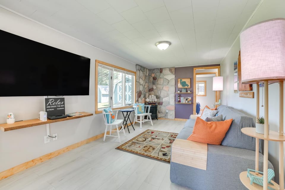 Houghton Lake Cottage w/ Patio: Walk to Waterfront House in Houghton Lake