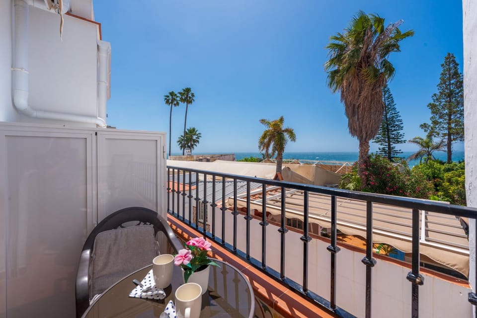 Day, Natural landscape, View (from property/room), Balcony/Terrace, Dining area, Sea view