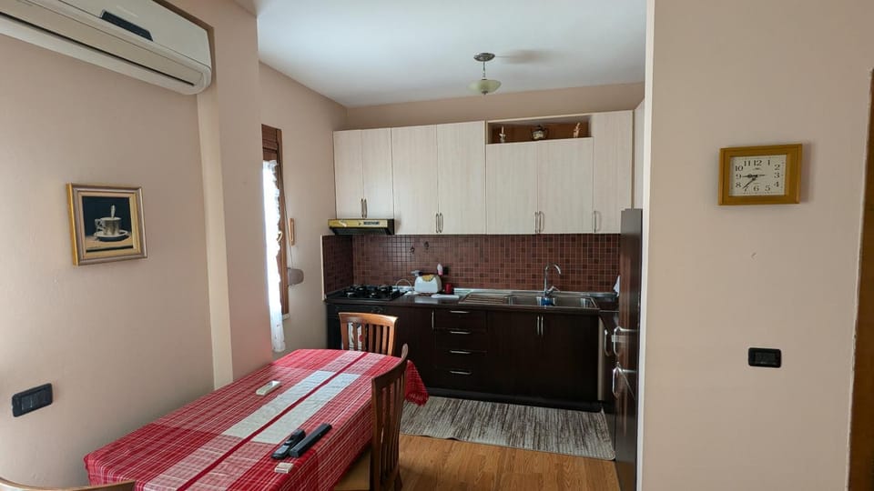 Kitchen or kitchenette, Dining area, oven, stove