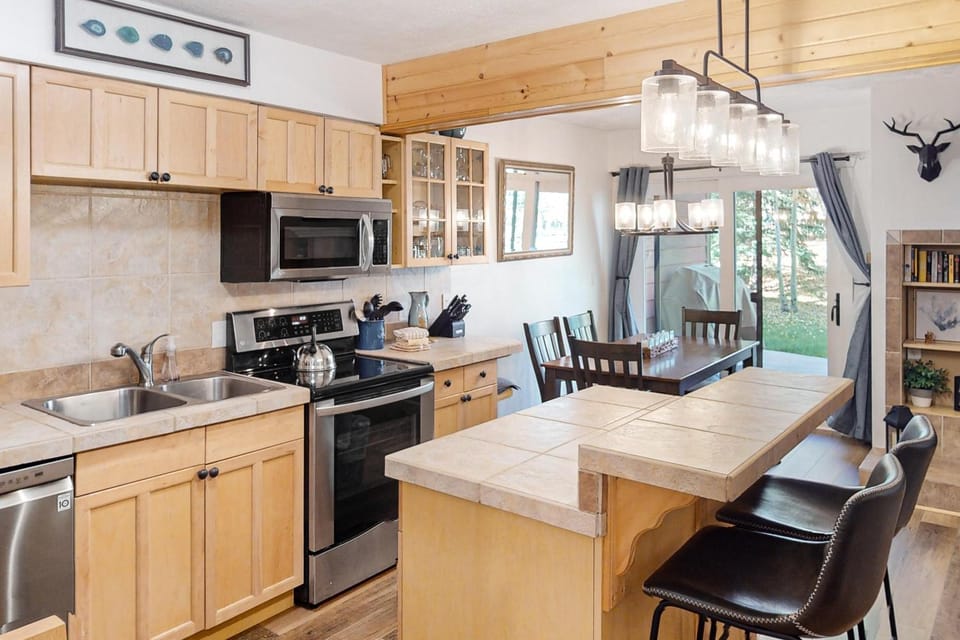 AJs Outpost - Ski-In Condo - Fireplace & Hot Tub House in Breckenridge