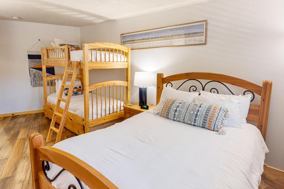 AJs Outpost - Ski-In Condo - Fireplace & Hot Tub House in Breckenridge
