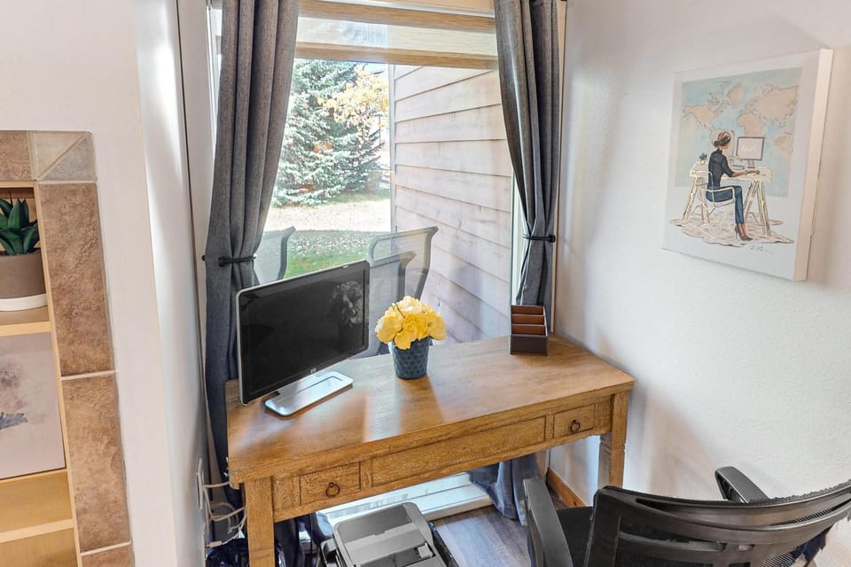 AJs Outpost - Ski-In Condo - Fireplace & Hot Tub House in Breckenridge