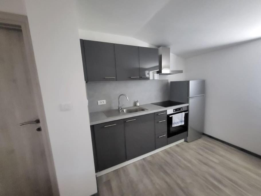 Kitchen or kitchenette, oven
