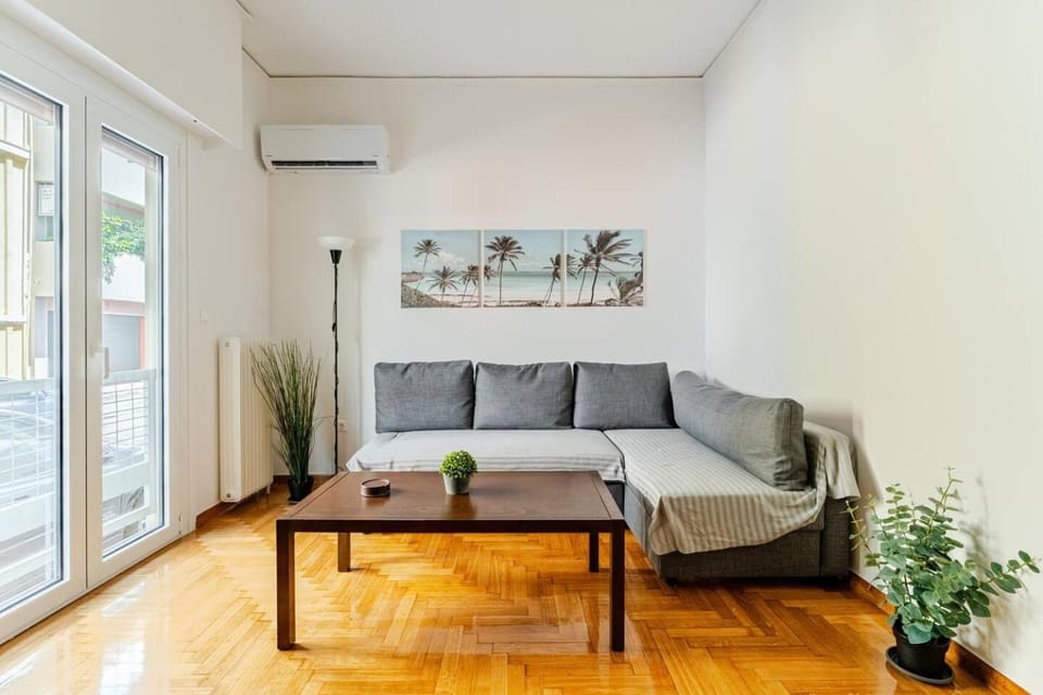 George's Cozy 60m2 Apartment 7' Metro Apartment in Athens