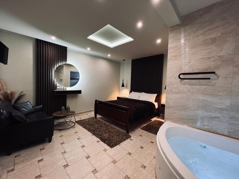 Hot Tub, Bedroom