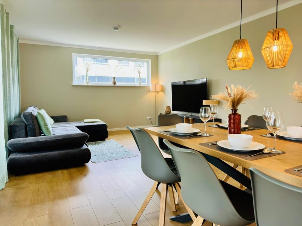 TV and multimedia, Living room, Seating area, Dining area