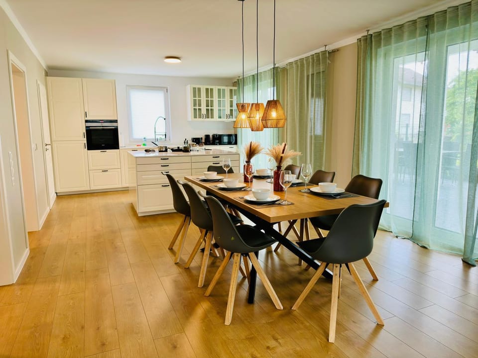 Kitchen or kitchenette, Living room, Seating area, Dining area, oven, stove
