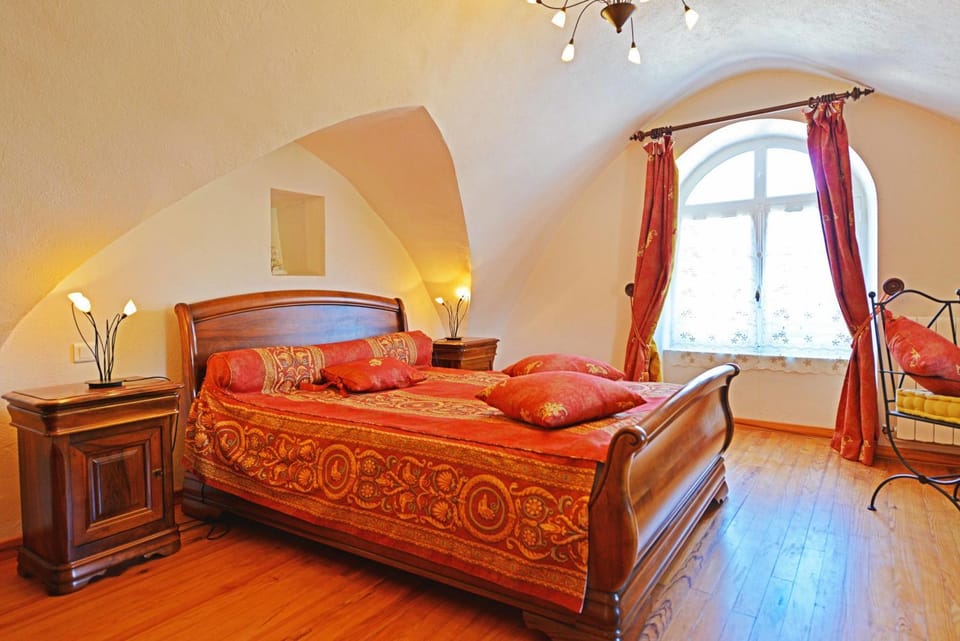 Bed, TV and multimedia, Bedroom