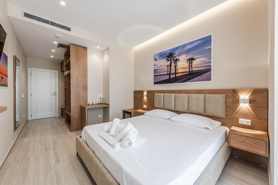 Bed, Living room, Photo of the whole room, Bedroom, wardrobe