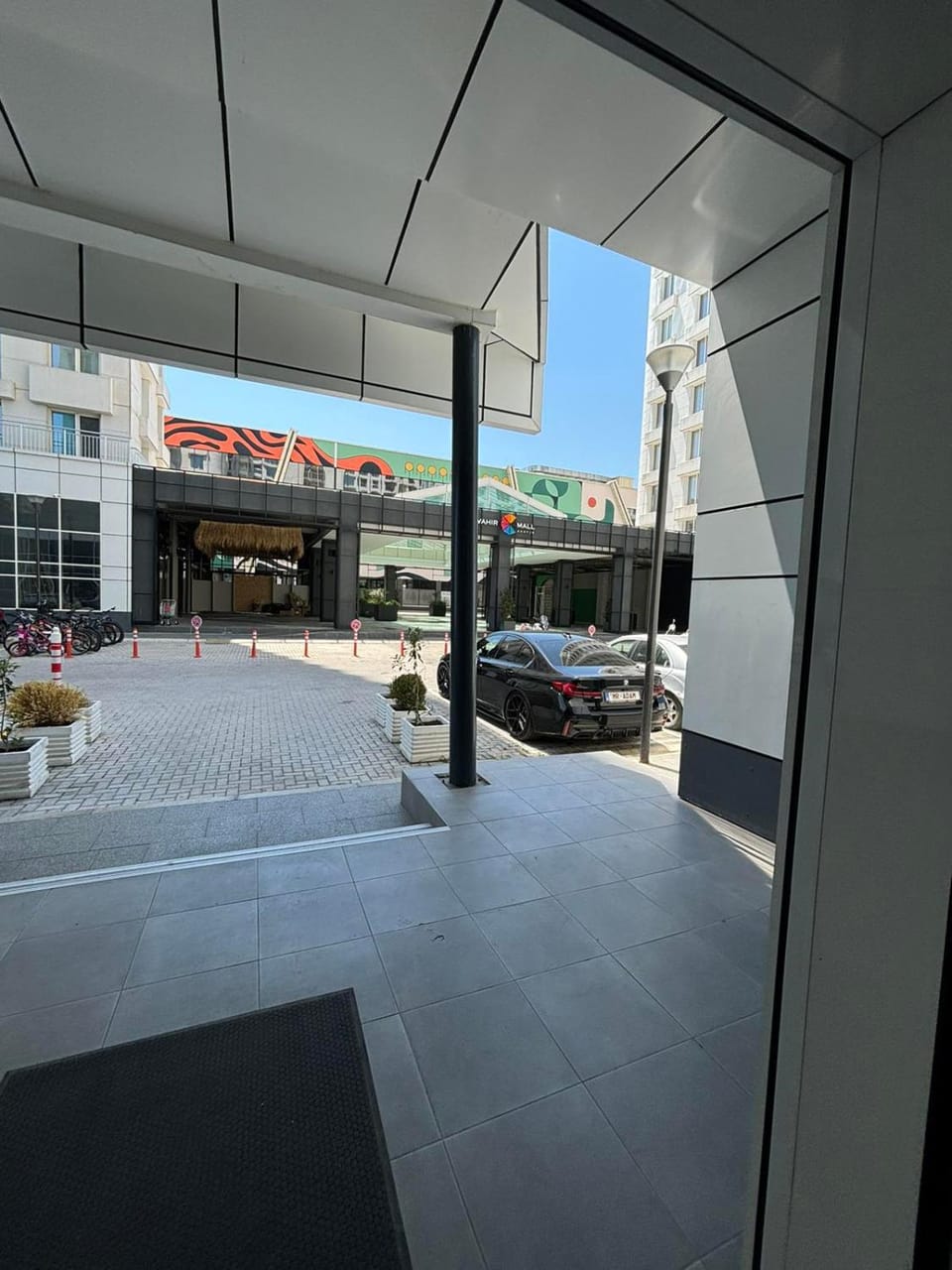 Property building, Day, On-site shops, Shopping Area, Location, Parking