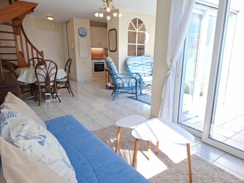 Patio, Living room, Seating area, Dining area, internet, kitchen