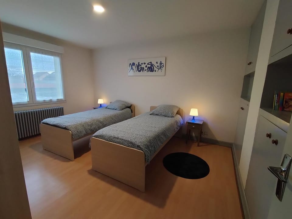 Photo of the whole room, Bedroom