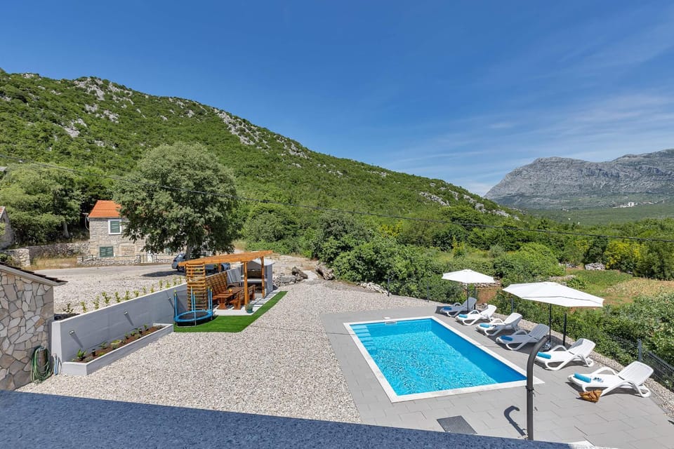 Natural landscape, Mountain view, Swimming pool, sunbed