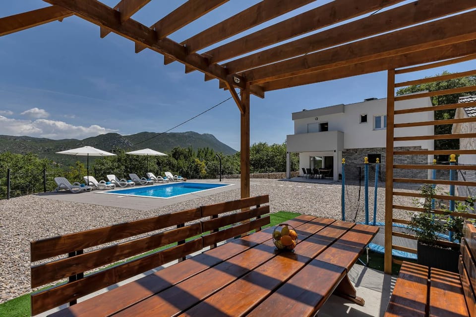 Patio, Natural landscape, BBQ facilities, Mountain view, Pool view, sunbed