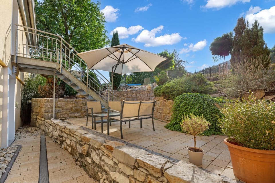 Property building, Garden, Balcony/Terrace, Balcony/Terrace, Dining area