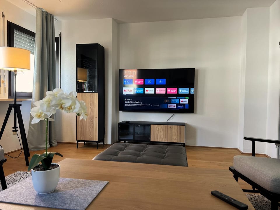 TV and multimedia, Living room, Seating area, Evening entertainment