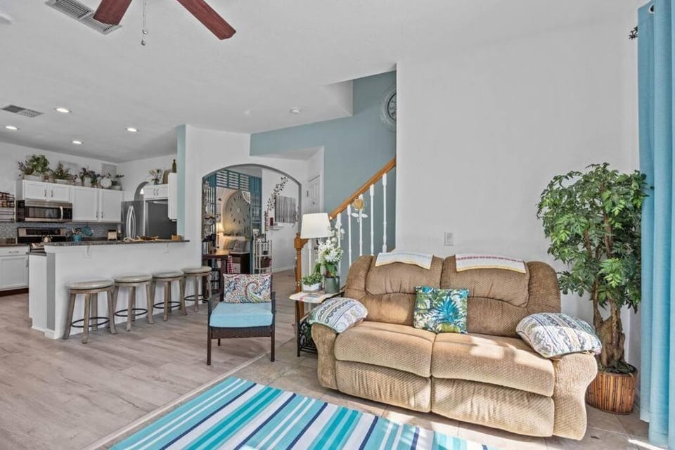 Garden, Kitchen or kitchenette, Living room, Decorative detail, Seating area, Dining area, air conditioner