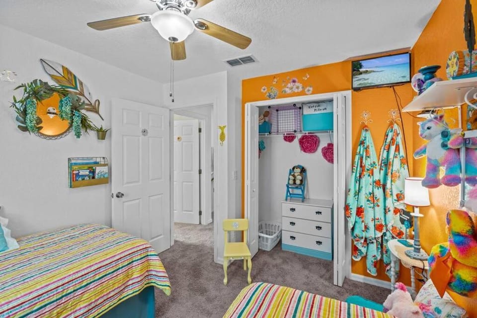 Bed, TV and multimedia, Photo of the whole room, Bedroom, children, young children, wardrobe, air conditioner