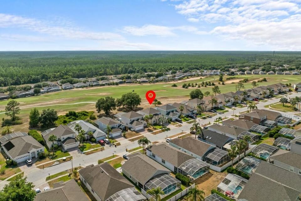 Property building, Day, Neighbourhood, Natural landscape, Bird's eye view, Golfcourse, Location