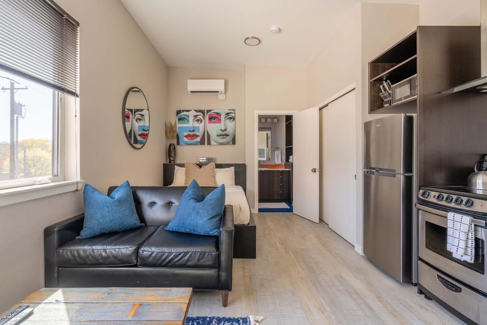 Stay Portland - Sleek Studio - Food Cart Row & Vintage Shops Apartment in Portland