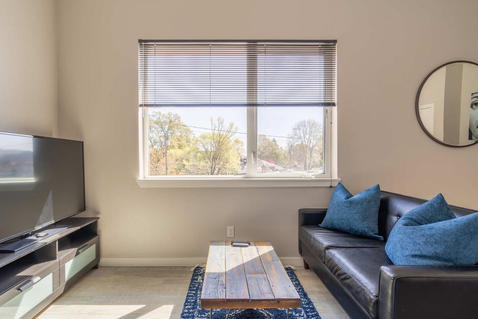 Stay Portland - Sleek Studio - Food Cart Row & Vintage Shops Apartment in Portland