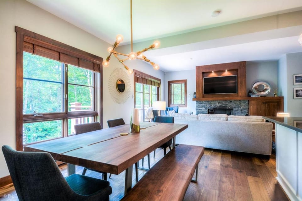 Étoile du Matin Tremblant Luxury Ski In Ski Out Apartment in Mont-Tremblant