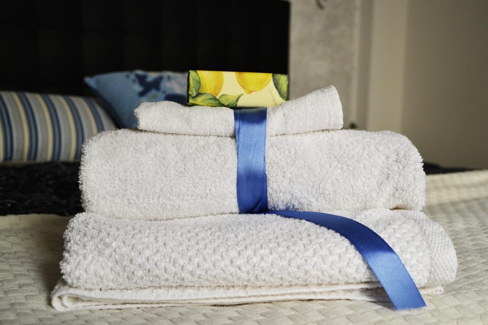 Bed, Bedroom, towels