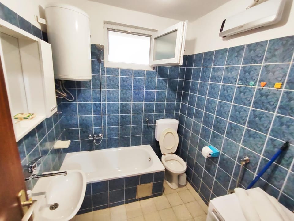 Toilet, Bathroom, towels